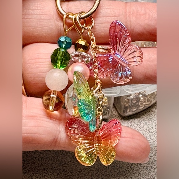 🌈 multi colored Butterfly Keychain - Picture 2 of 7